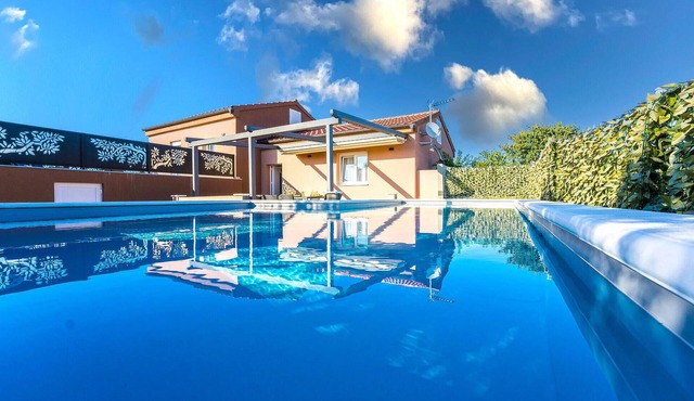 Beach front home in Vir