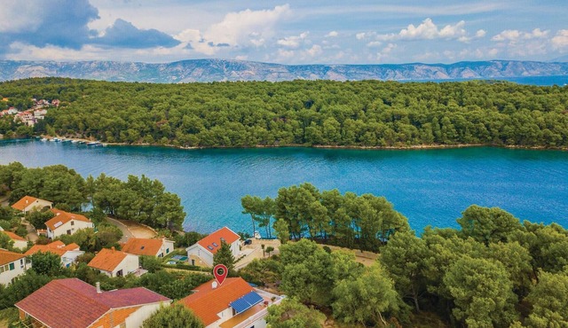 Beach front home in Vrboska with house sea view