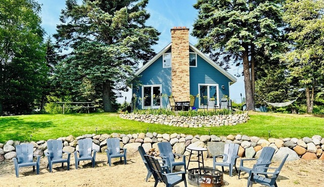 Beach front house- 3 BDR each with a King - 10 Minutes to Port Austin!