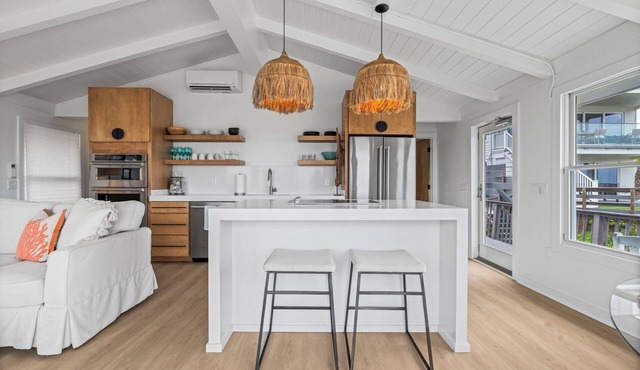 Beach Front Million Dollar Views I Luxury Cottage I Beautiful Design