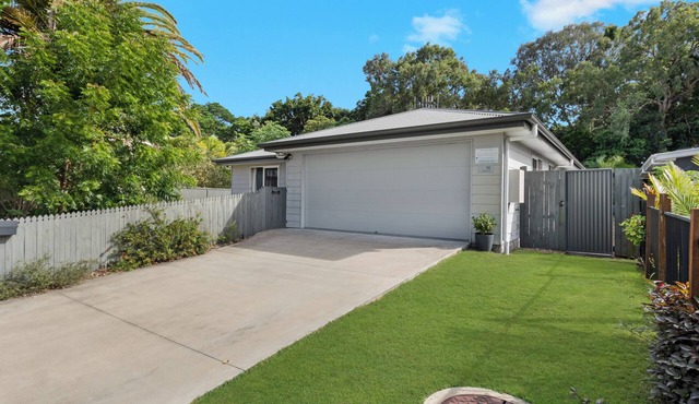 Beach Front, Modern & Spacious, Securely Fenced for Kids & Pets