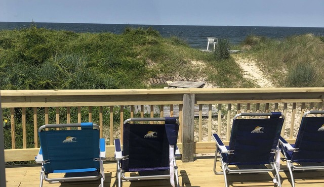 Beach Front on the Bay - Pet Friendly, Wi-Fi, Parking, Large Water front Deck