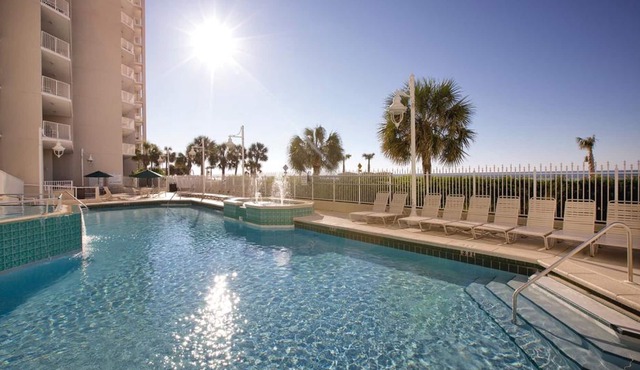 Beach Front Resort, Emerald water, White Sand. Great Amenities, Equipped Kitchen