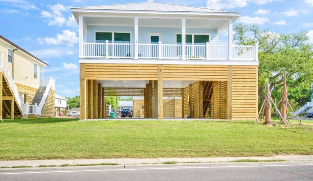 Beach Front | Sleeps 10 | Walk to Beach | Family-Friendly