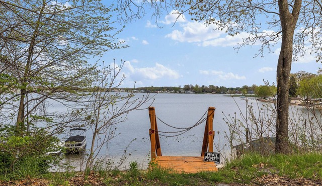 Beach Front with Dock, Sauna, Hot Tub - MTM Premier