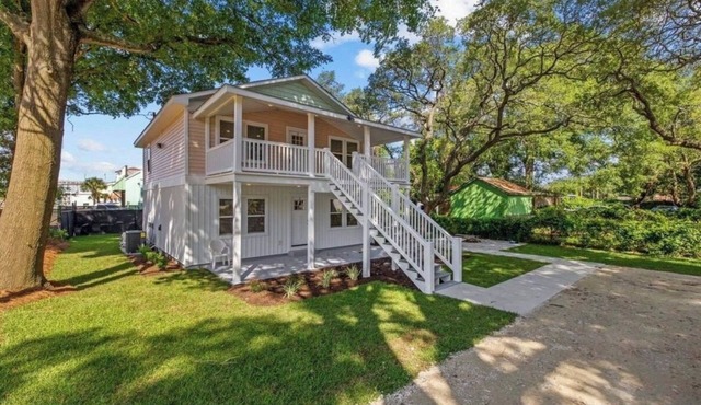 Beach Gem: 3 Private Units Walk to Beach Great for Groups Patio Fire & Pit
