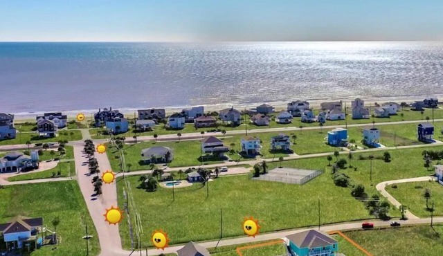 Beach Getaway. 2 King Beds. Walk to Beach. Fire Pit, BBQ Grill and Ping Pong