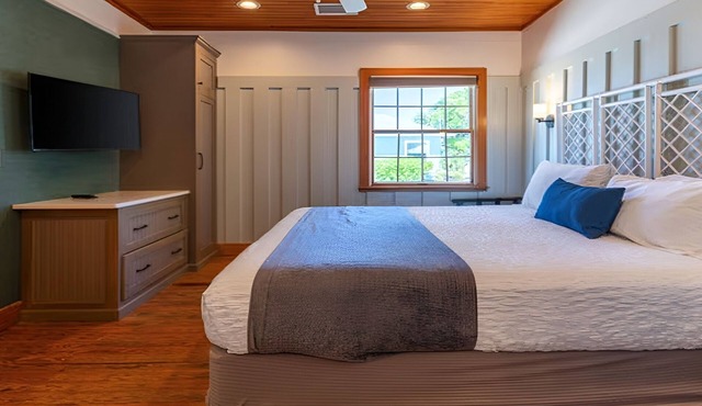 Beach Getaway: Comfortable Cottage w/Stunning Beach Views | Free Parking | Pool