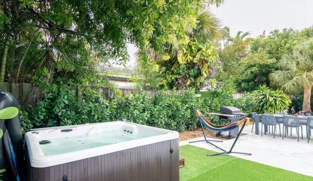 🌴 Beach Getaway | Hot Tub | Pets OK! | Fire Pit | Kitchen🌴