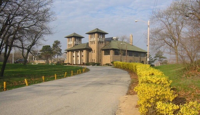 Beach Getaway Near Indiana Dunes - Funky Miller Beach Townhome