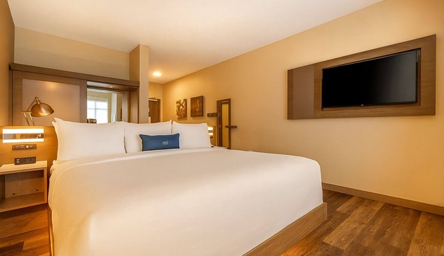 Beach Getaway! Stylish Unit, Steps to Beach, Pool, Valet Parking