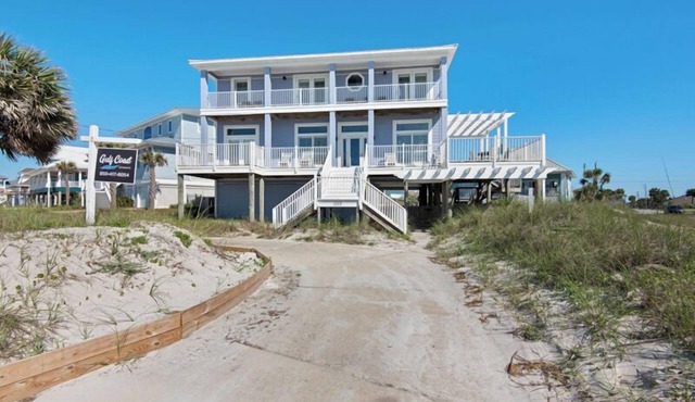 🌴 Beach Getaway 🌴 Steps to Beach w/Pool + Sleeps 22 + Gulf Views