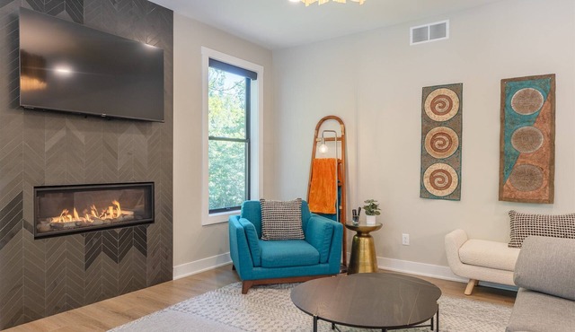 Beach Glass Retreat - Pickleball, Lake access 2 minute walk away, luxury home