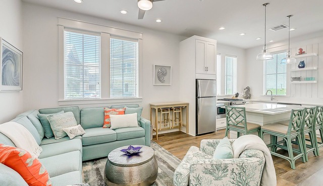 Beach & golf getaway with pool, gym, & restaurants on-site – snowbirds welcome