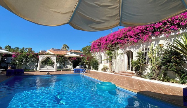 ´Beach & Golf' Large Family Villa, Huge Garden, Private Pool, 350m to the Beach.