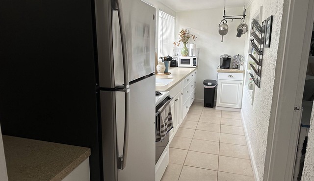 Beach guesthouse with laundry- 2 blocks to the beach,