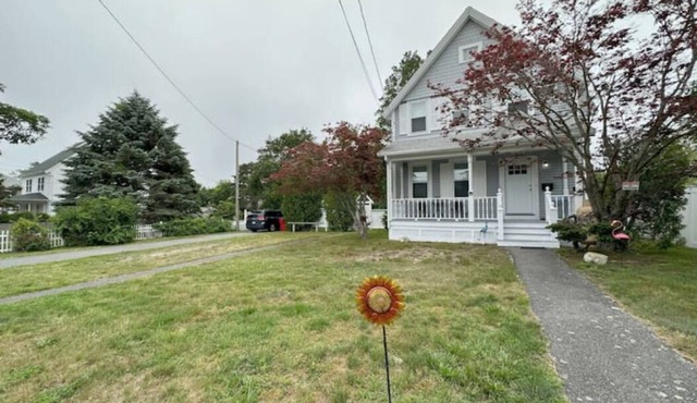 Beach, harbor, ferry & food-Prime Hyannis location