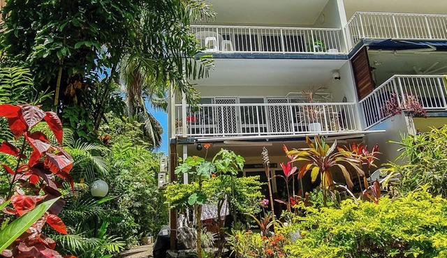 'Beach Haven' at Yorkeys Knob. Beachfront Apartment for 4 guests.