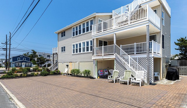 Beach Haven Beach Block - 3rd house from beach - 2 private decks & so much more.