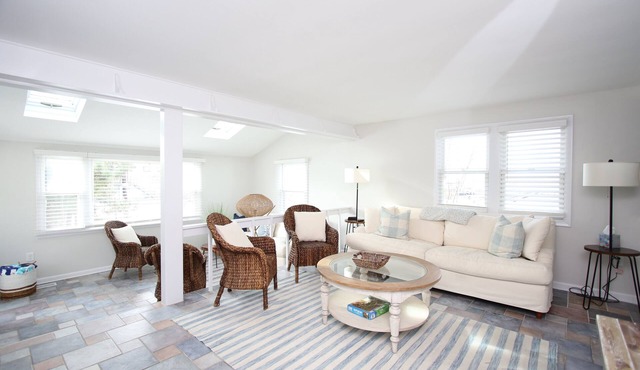 Beach Haven Getaway, Family Friendly, Spectacular Sunsets over Mordecai Island.