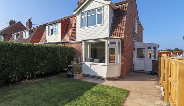 BEACH HAVEN, pet friendly, country holiday cottage in Anderby Creek