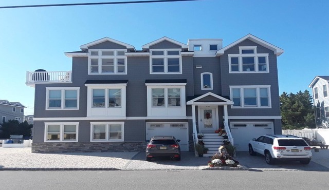 BEACH HAVEN GARDENS CLOSE TO THE BEACH