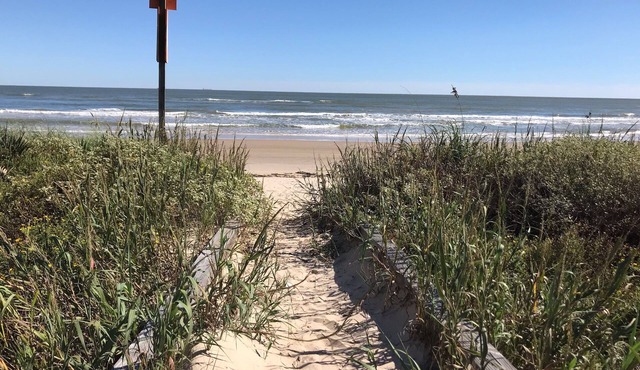 Beach Hideaway-GR8 Patios & MaRgArItA-ViEwS. Come enjoy a weekend getaway! HGTV!