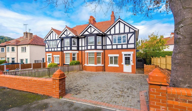 Beach Hill House, 3 bedroom property with private parking and garden