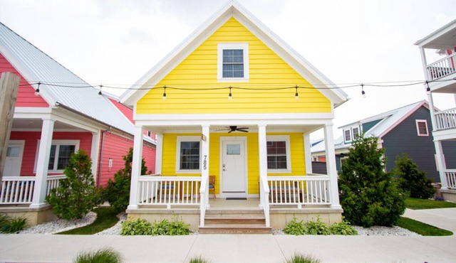 Beach Hive - 1 Bed/2 Loft Lakeside Cottage w/HOT TUB!