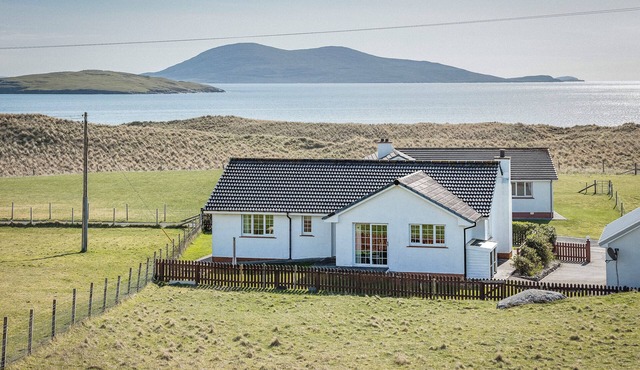 Beach holiday home 5 minutes' walk to Luskentyre Beach