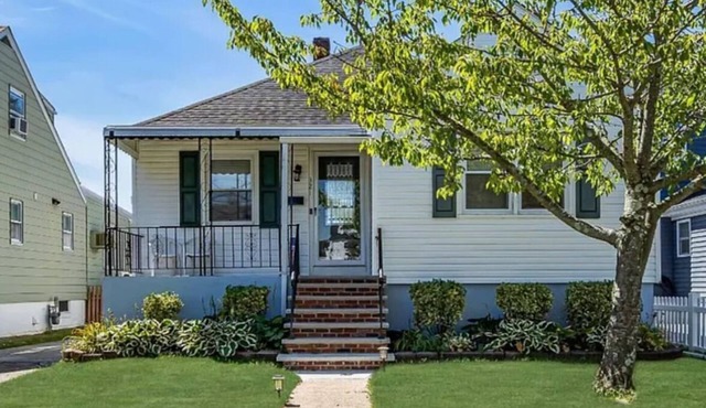 *Beach Home - 21/2 blocks from the Beach *