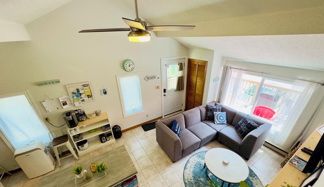 Beach Horizons Cottage-HOT TUB & Fireplace 6 ppl