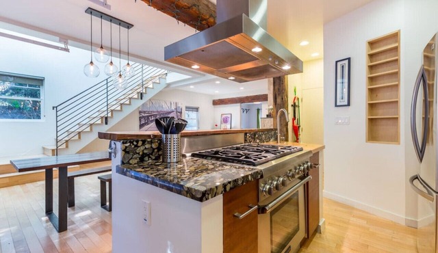 Beach House 1 block to Venice w/Rooftop & Parking