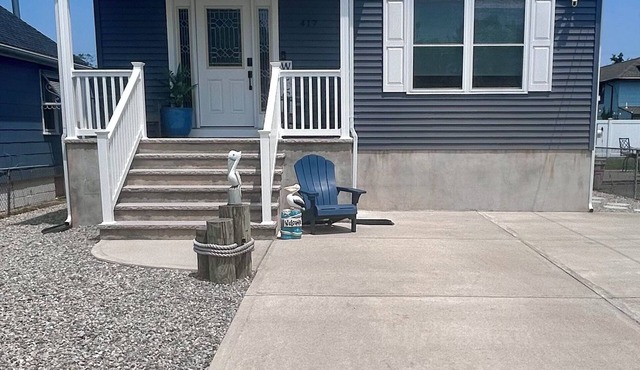 Beach house 1 block from the beach 🏝 game/dining table and fire pit.