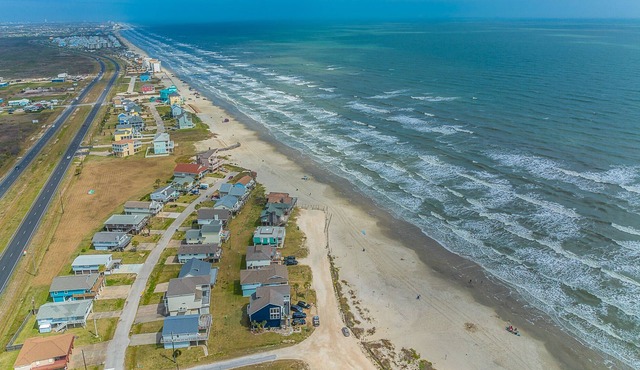 Beach House! 2nd Row! 6 minutes to Galveston Activities!