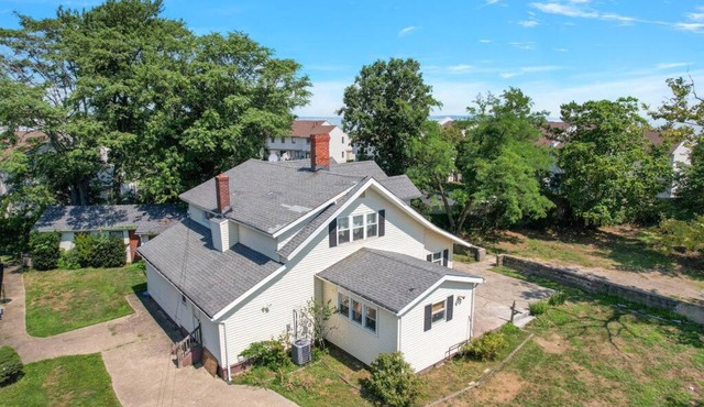 Beach house - 3BR Beach Gem - 30ft to Sand & Walk to Amusement Park