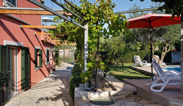 Beach house, 5 people, private pool, garden, terrace, families & kids