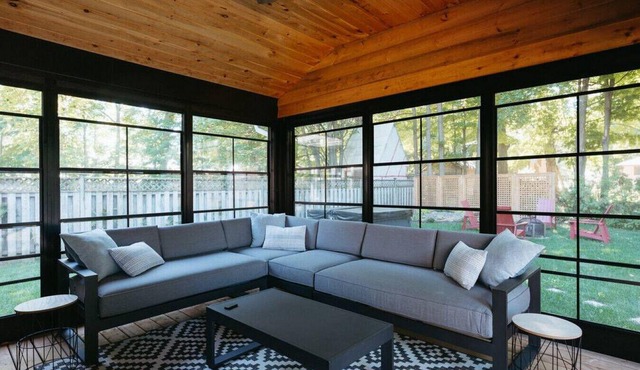 Beach House 5 Star Gem with a Muskoka room and Yoga Studio