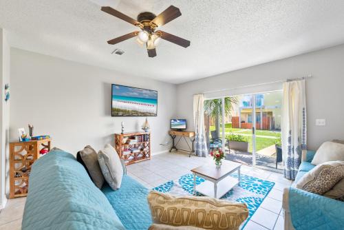 Beach House 5min walk to beach, pool, yard, close to shops and activities