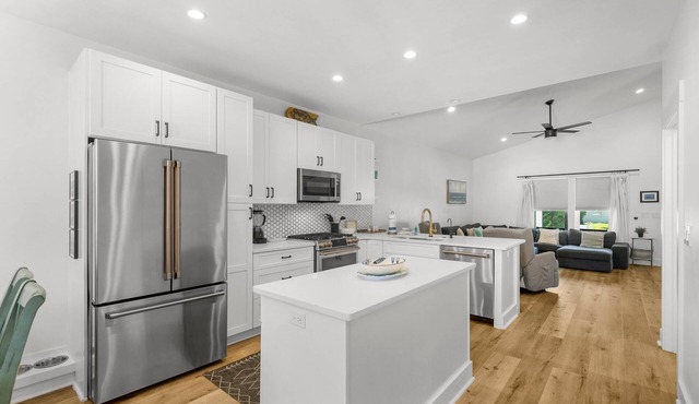 Beach House - 6th Street Retreat by PHG