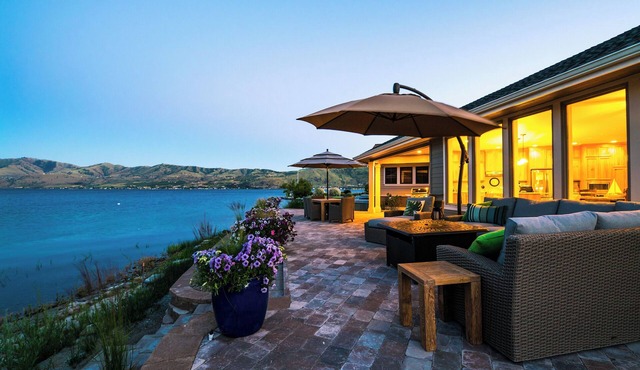 Beach House at Mill Bay - Lake Chelan Manson Waterfront Home w Private Boat Slip