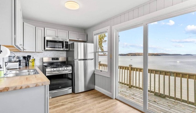 Beach House · Beautiful Beachfront House, Close to Burlington!