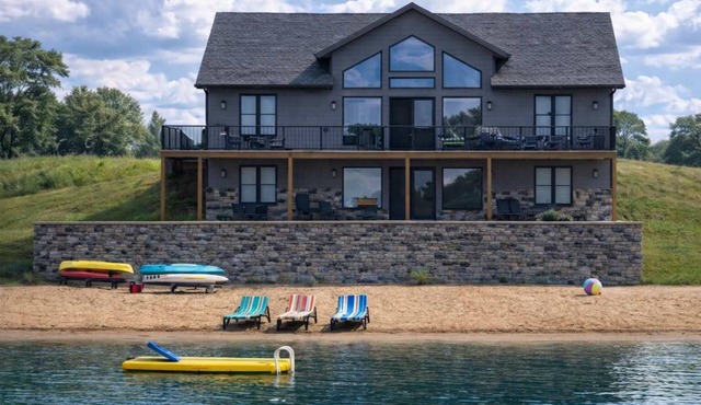 Beach House by Castle Rock Lake