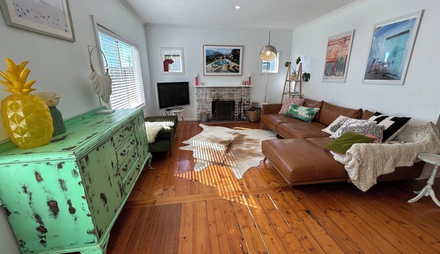 BEACH HOUSE - close to wineries and walking distance to beach & shops!