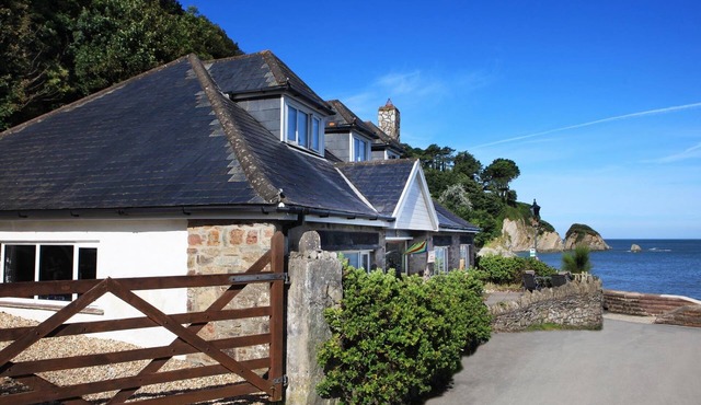 Beach House directly on the Sea front DEEP STEAM CLEANED AND SANITISED