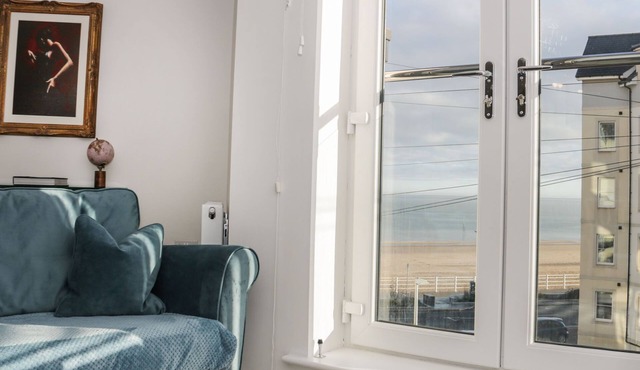 BEACH HOUSE, family friendly, country holiday cottage in Colwyn Bay