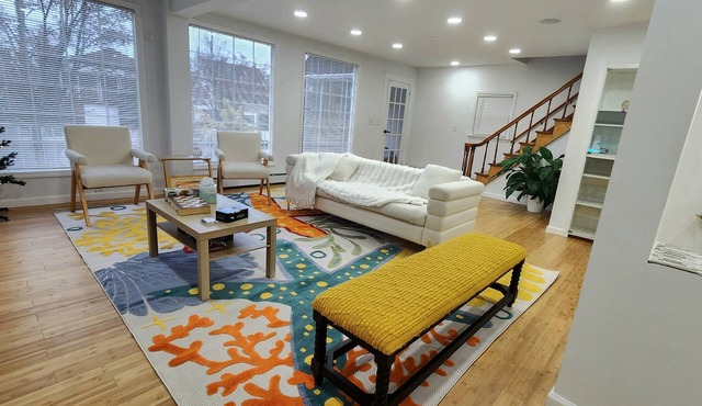 BEACH HOUSE, FIVE Minutes walk to the beach, Very Spacious