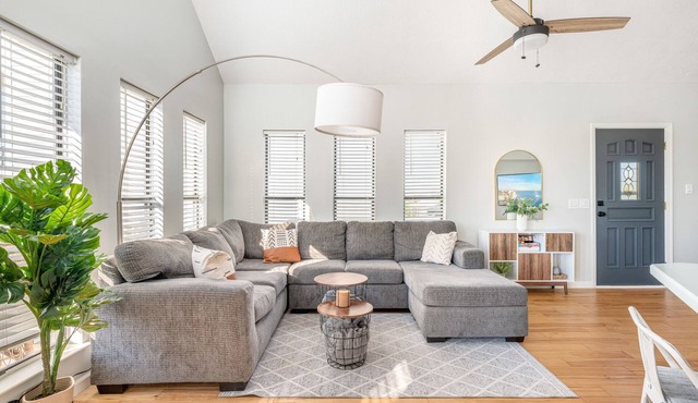 Beach House FOR 10 W/Putting Green 🏖Walk to Beach🏖 w/KING BED -Pets Welcomed