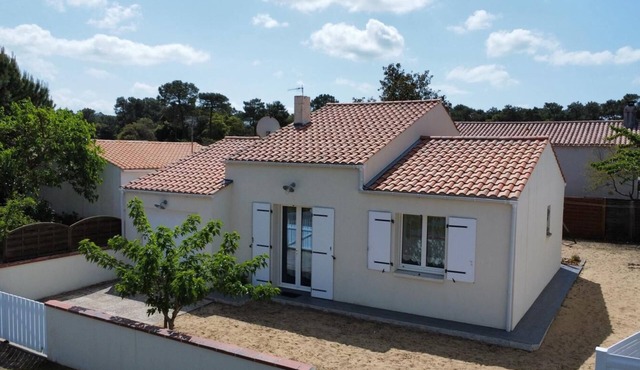 Beach house, a stone's throw from the sea and the pine forest
