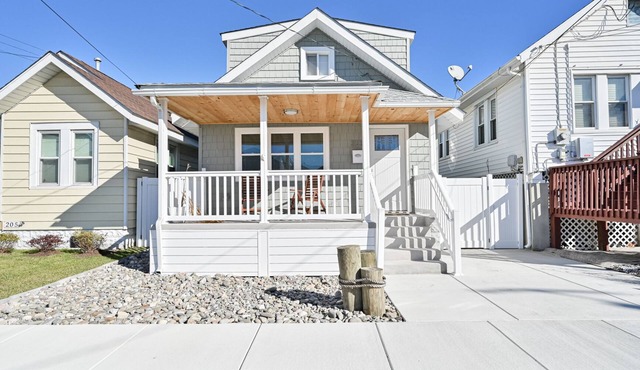 Beach House full of family fun within 15 min walk to the beach + work space